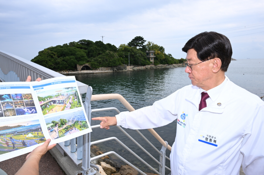 1-1.정종복 기장군수가 죽도 관광자원화 사업 현장을 점검하고 있다.jpg