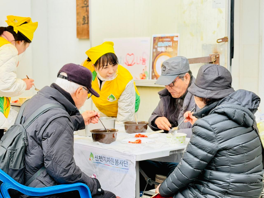 신천지자원봉사단 마산지부 회원들이 설 명절을 앞두고 어르신들에게 ‘온기나눔’ 떡국 나눔 봉사를 하고 있다..jpg