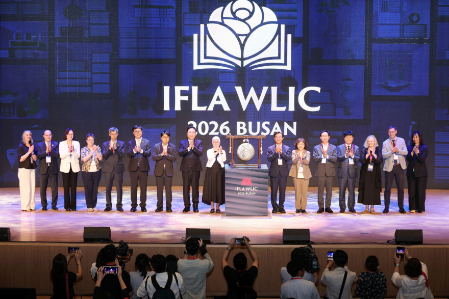 지난 10일 부산에서 열린 '2026 부산세계도서관정보대회(WLIC)’  참가자들이 기념촬영을 하고 있다.jpg