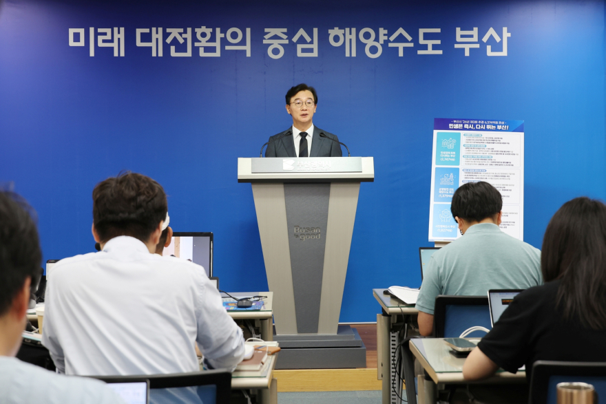지난 14일 전재수 부산시장이 기자회견장에서 '2026년도 제3회 추가경정예산안'을 브리핑 하고 있다 (사진제공=부산시).jpg