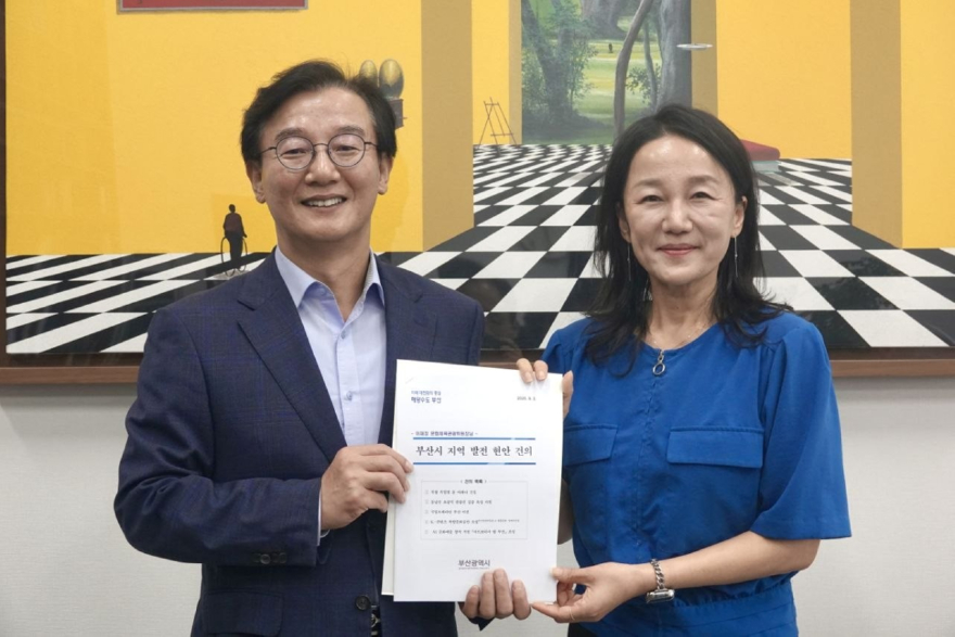 부산시의 당면 현안 해결을 위해 국회를 찾은 전재수 부산시장이 이재정 문화체육관광위원장, 권칠승 정책위의장과 접견을 마친 뒤 기념사진을 촬영하고 있다.jpg