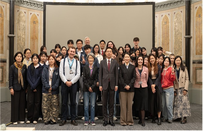 지난 2일 부산시가 영국 리버풀 존 무어스대학교에서 '부산-리버풀 협력세미나'를 개최한 가운데 참석자들이 기념사진을 촬영하고 있다.jpg